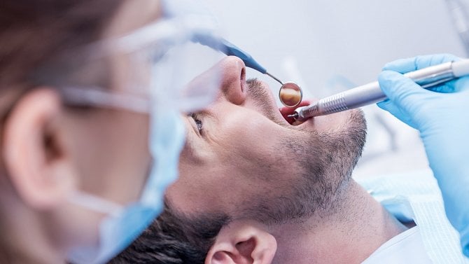 Většina zubařů jednou bude bez smluv s pojišťovnami, míní stomatolog