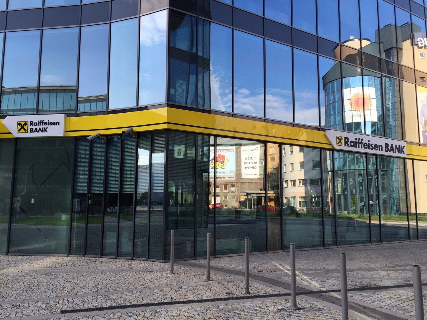 Raiffeisenbank mění obchodní podmínky. Prozradila v nich nové služby na trhu i pro neklienty