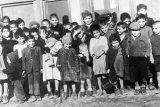 Před 80 lety převezli do Osvětimi víc jak tisíc Romů. Šlo o děti, těhotné ženy i starce, říká historička