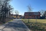 Obec Černouček se stala turistickým lákadlem. Lidé se chodí dívat na dům nového prezidenta Petra Pavla