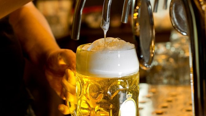 Se džbánkem do hospody pro pivo: Výčepní ho může odmítnout naplnit