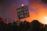 Barikády, požár i slzný plyn. Francouzi protestovali proti důchodové reformě, policie zhruba sto lidí zatkla