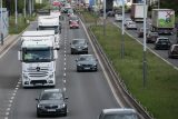 Česko už rok váží na dálnicích přetížené kamiony, za přestupky ale řidiči nedostanou pokutu vždy