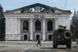 Lidé si v Praze připomněli rok od bombardování divadla v Mariupolu. Vyzvali i k záchraně pluku Azov
