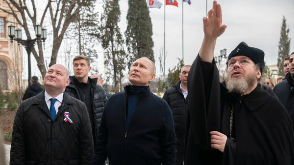 Putin přicestoval na Krym a zdůraznil důležitost udržení poloostrova pod kontrolou Ruska
