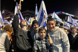 Vláda chce zničit ústavní soud a usiluje o absolutní moc, říká o protestech Izraelec, který žije v Česku