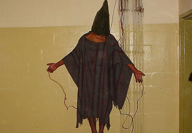 Muž s kápí. Fotka z věznice Abú Ghrajb odhalila americká zvěrstva v Iráku