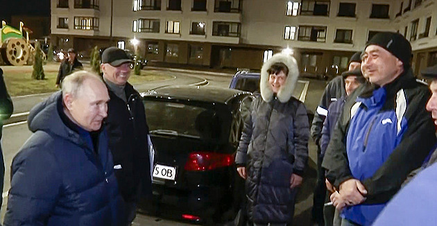Přijel v noci, jak se na zloděje sluší, utahují si Ukrajinci z Putina
