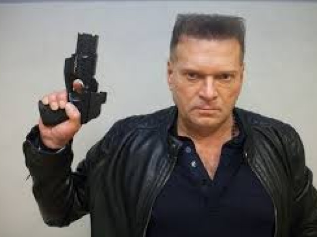 Putine, jdu si pro tebe, varuje známý detektiv s pistolí v ruce