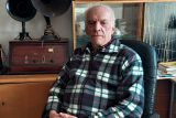 S rozhlasem usíná i vstává náruživý radioamatér, osmdesátiletý Jan Drahoňovský. A sbírá stará rádia