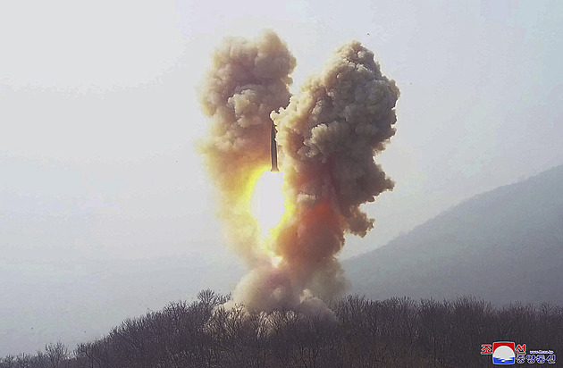 Musíme být kdykoliv připraveni jaderně zaútočit, burcuje Kim Čong-un KLDR