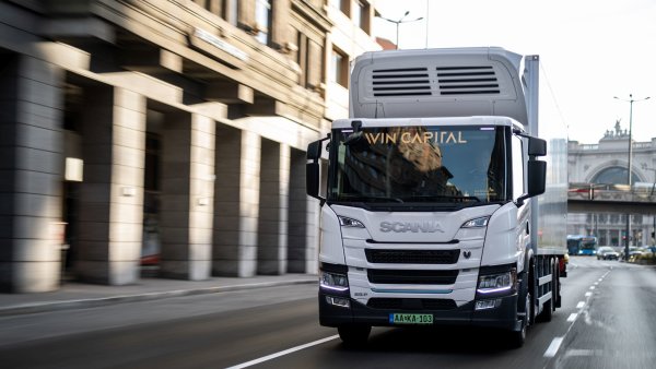 Scania předala své první čistě elektrické vozidlo ve středoevropském regionu. Jezdit bude v Budapešti