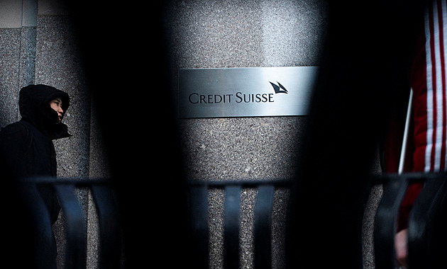 Spojením UBS a Credit Suisse problémy nekončí. Zaměstnanci se bojí propouštění