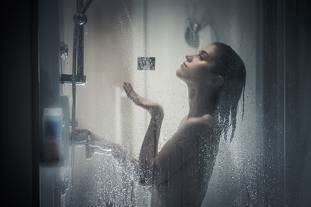 Sprcha místo vany, plech k ­radiátoru, nižší teplota v bytě. Češi v krizi šetří