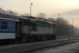 Mezi Prahou a Kralupami nad Vltavou nejezdí spoje, v Dolanech vlak usmrtil ženu