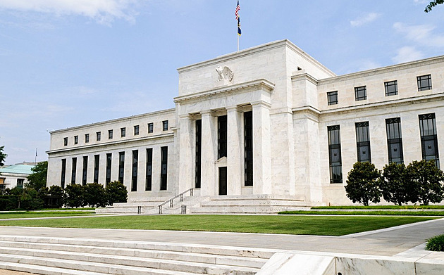 Fed polevil v utahování šroubů, zvedl úrok o čtvrt procentního bodu