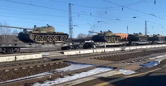 Rusko posílá na Ukrajinu zastaralé sovětské tanky T-54 a T-55, ukazují snímky