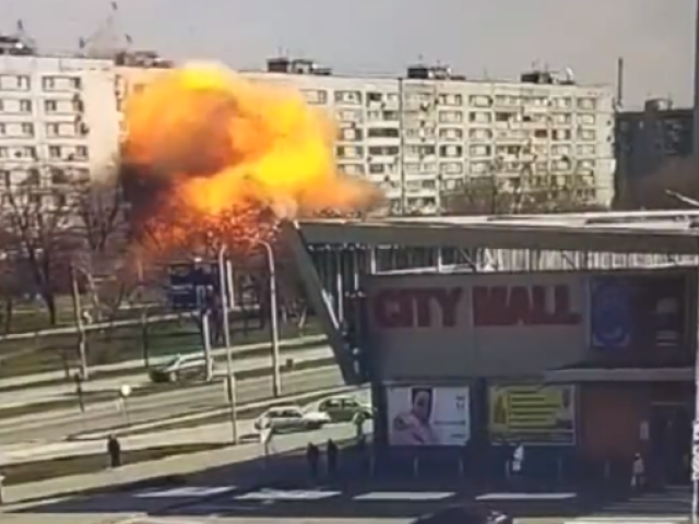 VIDEO: Hrůzné záběry ze Záporoží, raketa dopadne na obytný dům na rušné třídě