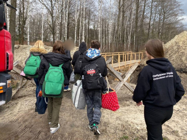 Železná tyč převychovávala malé Ukrajince na „děti Ruska“. Domů se jich vrátilo 17