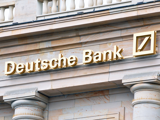 Akcie bank opět padají. Tentokrát v Německu. Deutsche Bank v poledne ztrácela 10 %
