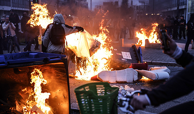 Francie v plamenech. V Bordeaux zapálili radnici, desítky zraněných policistů