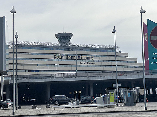 Muž na parkovišti německého letiště najel do lidí, několik zranil