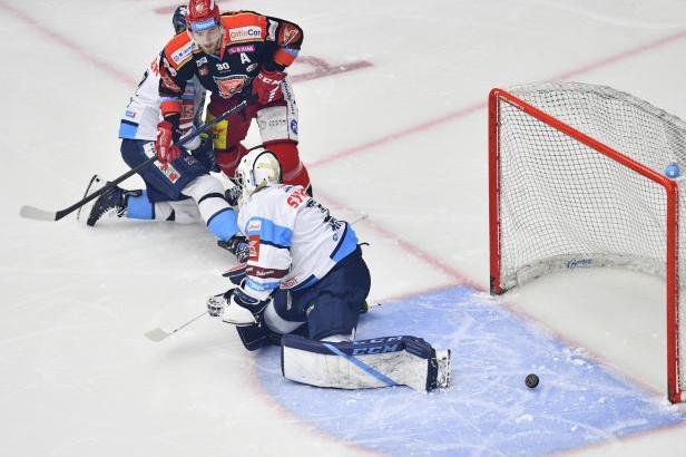 

Krok od semifinále. Hokejisté Hradce Králové v Liberci urvali třetí bod v sérii a doma tak mohou rozhodnout

