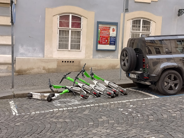 Praha chce odstraňovat z chodníků elektrokoloběžky. Je připravena i změnit zákon