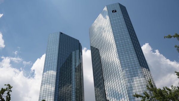 Akcie Deutsche Bank stále padají, přestože experti pro to nevidí důvod. V podezření jsou spekulace hedgeových fondů