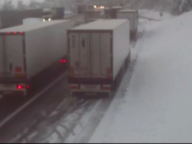 Hromadná nehoda na D1. Se sněhem a větrem bude Česko zápasit až do večera
