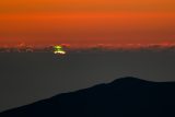 Vícenásobný zelený záblesk západu Slunce. Snímek fotografů z Česka a Slovenska se stal fotkou dne NASA