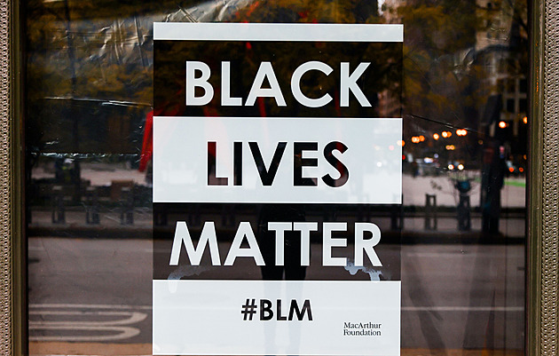 Adidas otočil. Logo Black Lives Matter mu již nevadí