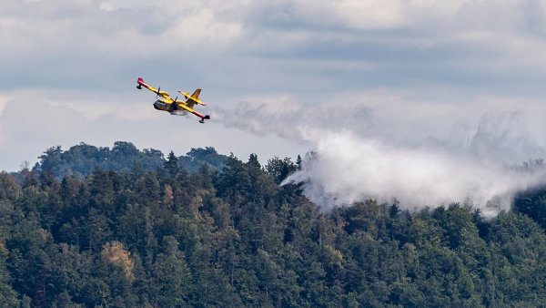 České Švýcarsko zachraňovala při požáru letadla z ciziny, stát chce teď pořídit hasičům vlastní
