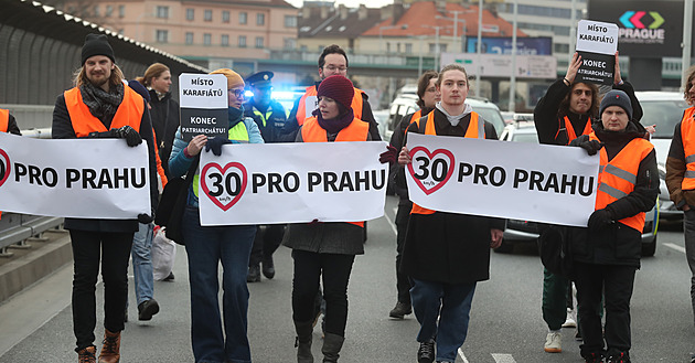 Je nás nespočet, chlubili se aktivisté. Opět blokovali dopravu v Praze