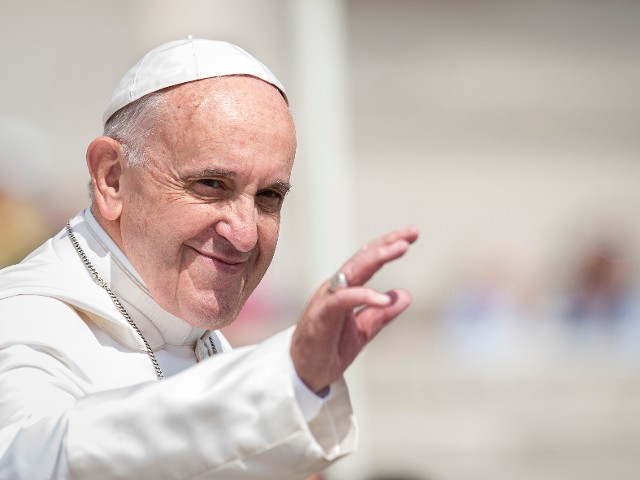 Papež je v nemocnici kvůli zánětu dýchacích cest, sdělil Vatikán