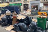 Protesty pařížských popelářů končí, vrátí se do práce. Odpadky v ulicích už váží přibližně jako Eifelova věž