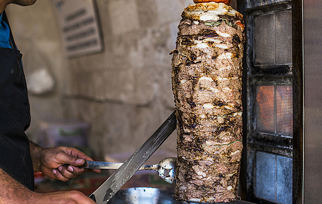Recidivista ukradl za dva měsíce 75 kilo kebabu, všechno snědl