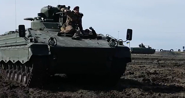 VIDEO: Náznak chystané protiofenzivy? Ukrajina koncentrovala těžkou techniku