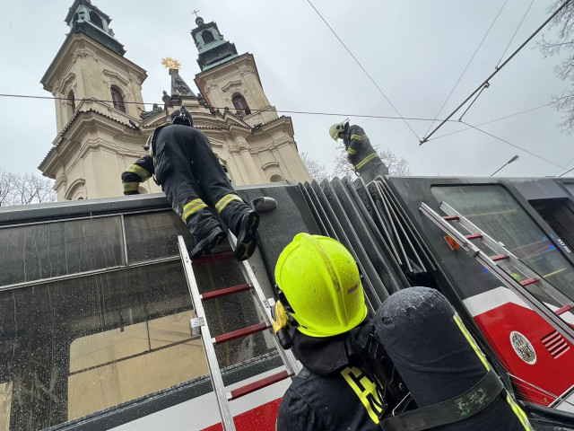 FOTO: V Praze začala za jízdy hořet tramvaj