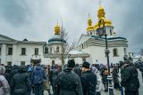 Mniši stále odmítají opustit kyjevský klášter. ‚Naše slzy dopadnou na vaši hlavu,‘ pohrozili Zelenskému