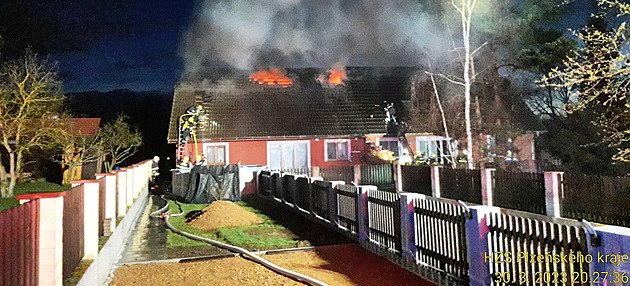Blesk zapálil střechu rodinného domu na Rokycansku, škoda je milion