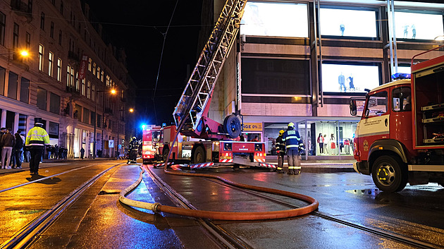 Na Václavském náměstí hořelo v klubu, hasičům zásah komplikovali opilí turisté