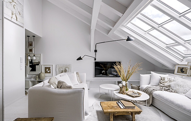 Podkrovní byt „nafouklo“ vše bílé, výmalba, trámy, podlaha i nábytek