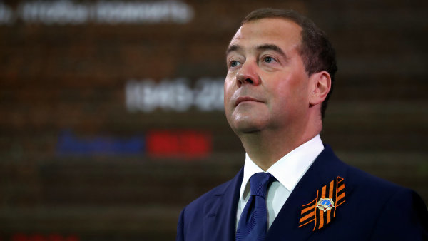 Jezdec apokalypsy Medveděv hraje, co se po něm chce. Uměl být liberálem, proměnil se v jestřába