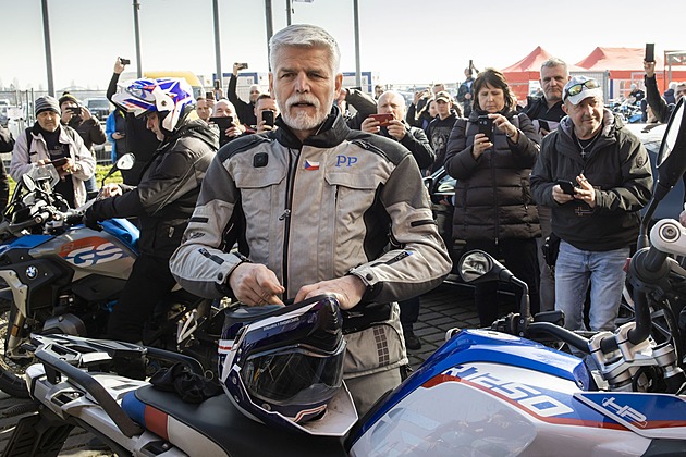 Prezident Pavel je celoživotní motorkář, sedlá jeden z nejslavnějších strojů