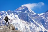 Na Mount Everestu umírá stále více lidí. Nepál přesto zvyšuje množství vydaných povolení k výstupu