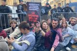 Aktivisté protestovali v Paříži proti společnosti Total. Rozbíjeli skleněné stěny mrakodrapu