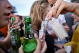 Alkohol, tuk a polykání ryb. Belgický soud potrestal 18 studentů za smrt mladíka při přijímacím rituálu