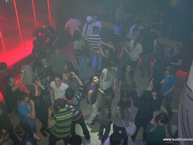V tlačenici v klubu ve Slušovicích šlo o život. Policie obvinila muže, který tomu nezabránil