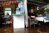 Voda v Kachovské přehradě kvůli ruským aktivitám stoupá, varuje Kyjev. Úkryty v domech jsou zatopené